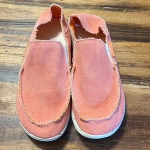 BodyGlove slip on sneakers; ⭐️NWOT⭐️; coral and white; size 7